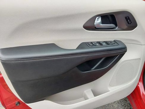 Used 2024 Chrysler Pacifica Touring-L FWD image 17