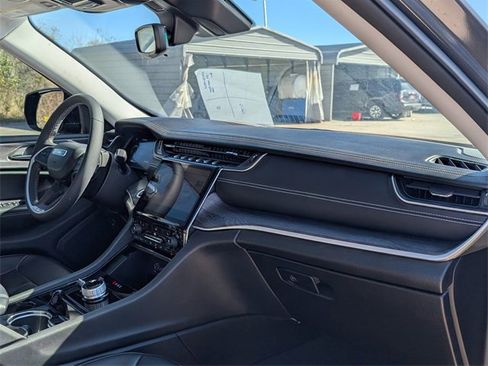 Used 2023 Jeep Grand Cherokee Limited w/ Black Appearance Package image 24