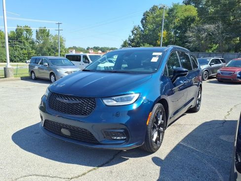 Used 2025 Chrysler Pacifica Limited FWD image 5