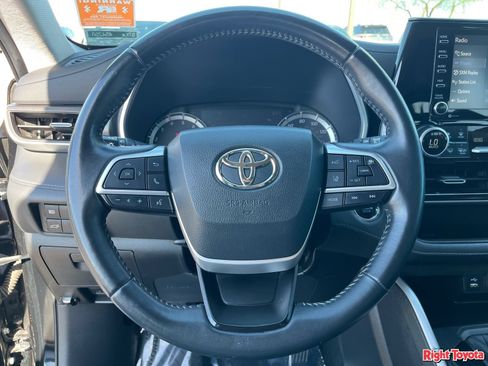 Used 2022 Toyota Highlander XLE FWD image 21