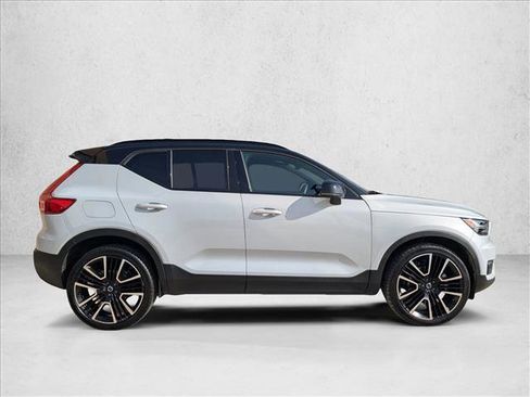 Used 2022 Volvo XC40 T4 R-Design w/ Protection Package Premier image 4