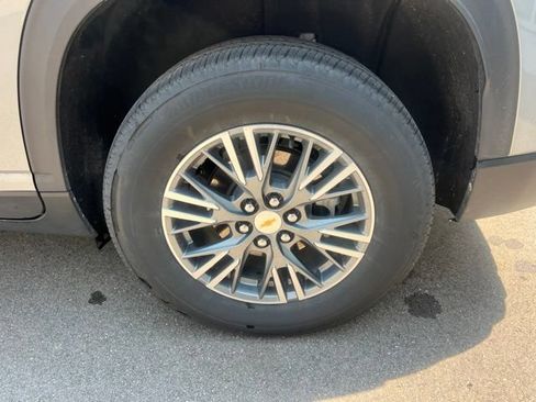 Used 2025 Chevrolet Traverse LT FWD image 9