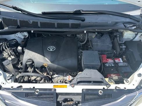 Used 2017 Toyota Sienna XLE w/ XLE Navigation Package FWD image 12