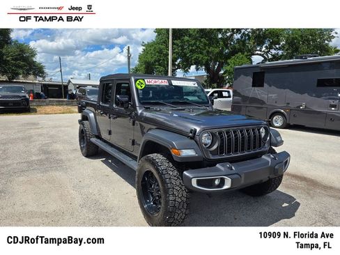 Used 2024 Jeep Gladiator Sport image 1