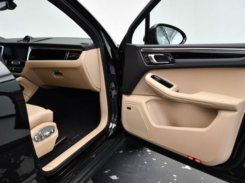 Used 2025 Porsche Macan image 43