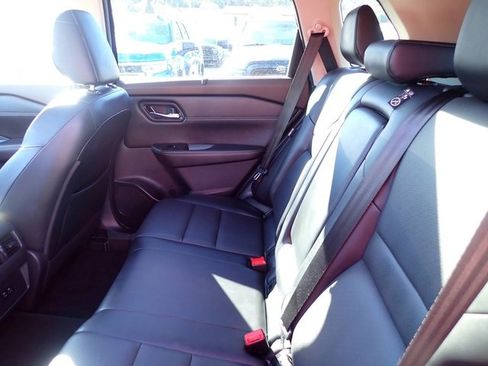 Used 2022 Nissan Rogue SV w/ SV Premium Package image 14