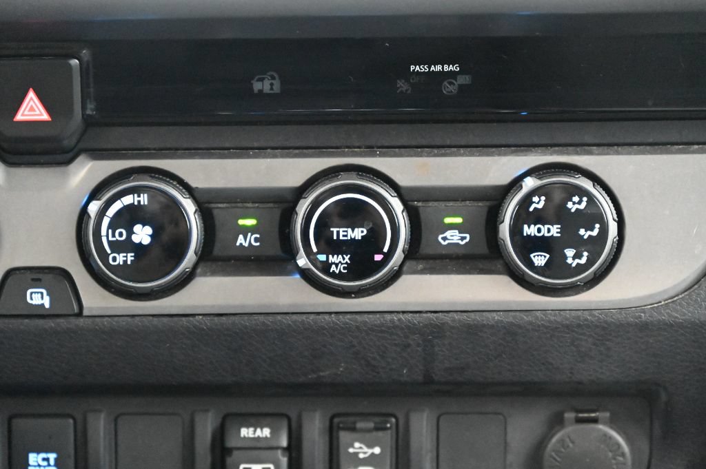 Used 2018 Toyota Tacoma SR5 AWD/4WD image 30