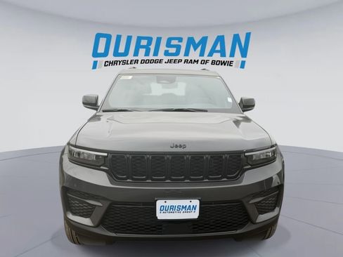 New 2025 Jeep Grand Cherokee Altitude image 8