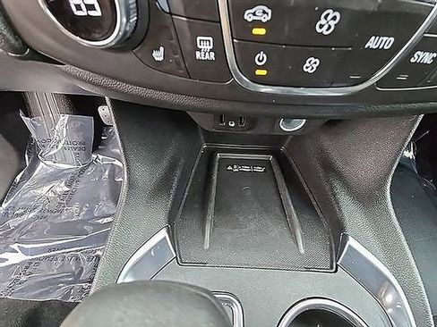 Used 2023 Chevrolet Traverse LT image 32