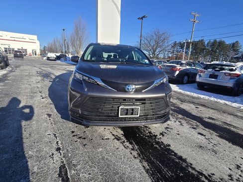 Certified 2024 Toyota Sienna LE image 9