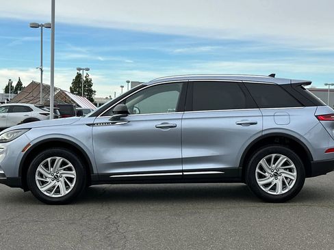 Used 2022 Lincoln Corsair FWD w/ Rear Removable Package Tray image 9