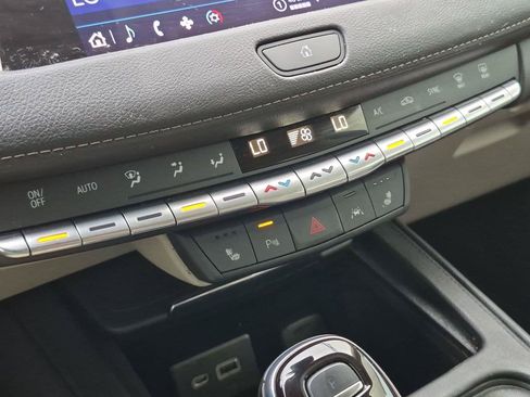 Used 2023 Cadillac XT4 Luxury w/ Cold Weather Package FWD image 17
