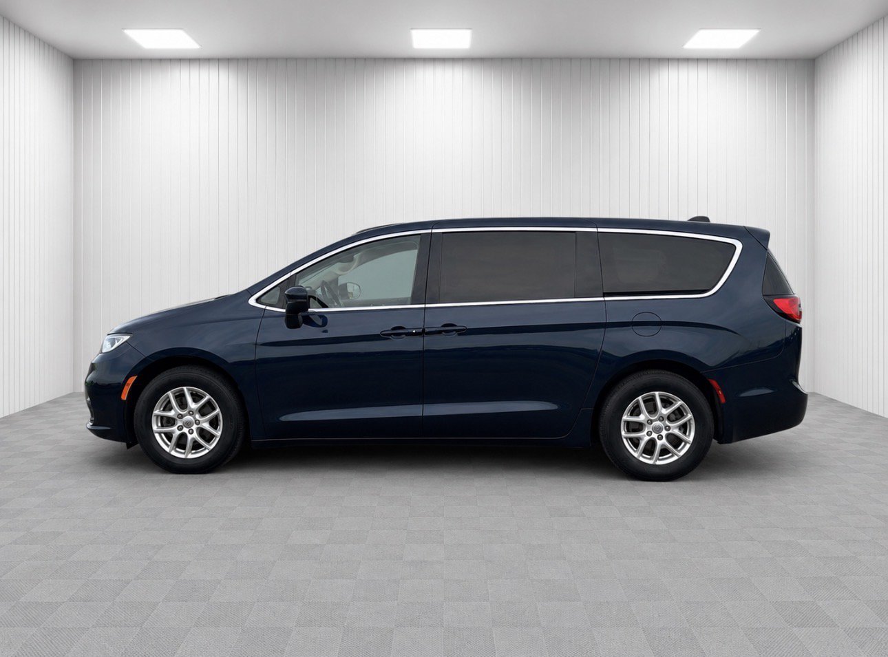 Used 2023 Chrysler Pacifica Touring-L FWD image 7
