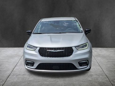 Used 2024 Chrysler Pacifica Touring-L FWD image 9