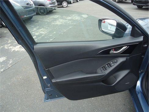 Used 2014 MAZDA MAZDA3 i Touring w/ Technology Package FWD image 9