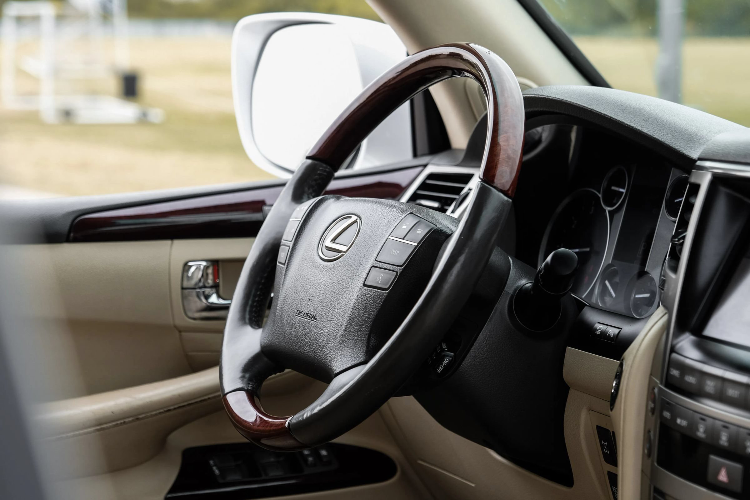 Used 2013 Lexus LX 570 4WD w/ Luxury Pkg image 18