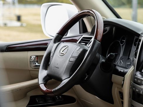 Used 2013 Lexus LX 570 4WD w/ Luxury Pkg image 18