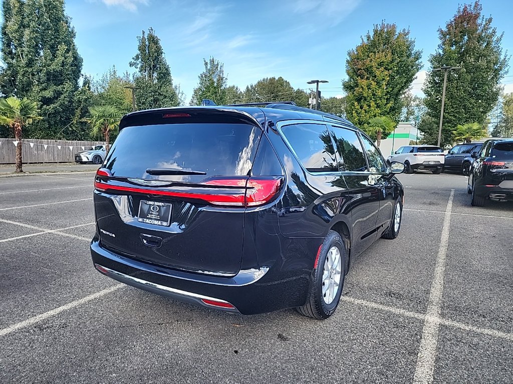 Used 2022 Chrysler Pacifica Touring-L FWD image 5