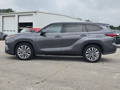 Used 2023 Toyota Highlander Platinum FWD image 2
