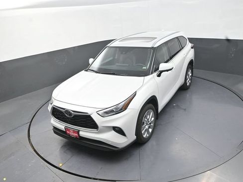 Certified 2025 Toyota Highlander Limited AWD/4WD image 26