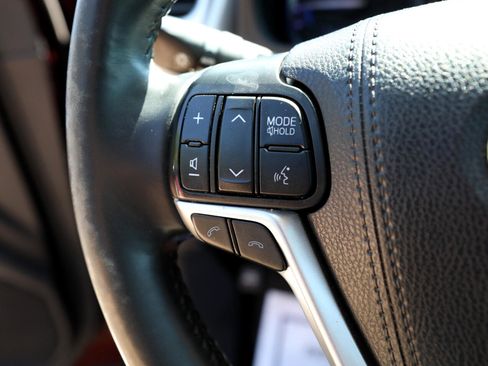 Used 2019 Toyota Highlander XLE image 29