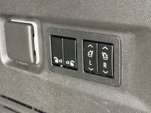 Used 2022 Chevrolet Suburban RST w/ Luxury Package AWD/4WD image 7