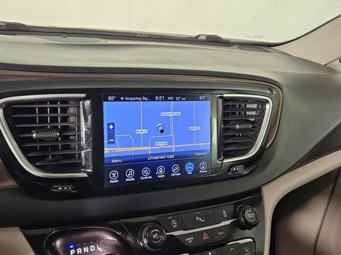 Used 2017 Chrysler Pacifica Touring-L Plus w/ Tire & Wheel Group FWD image 19
