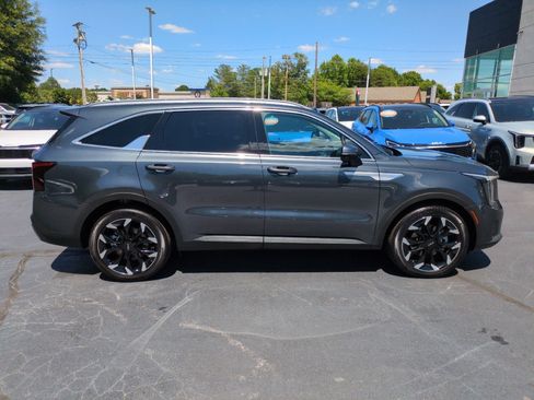 Used 2024 Kia Sorento EX w/ Panoramic Sunroof Package FWD image 8