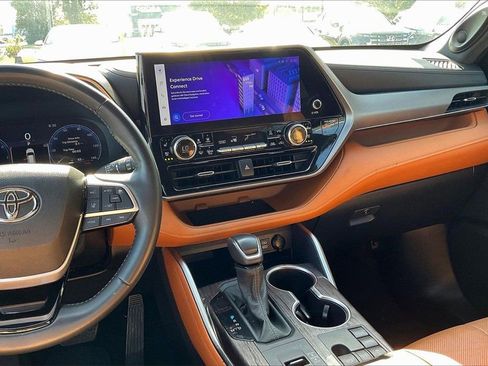 Used 2024 Toyota Highlander Platinum image 15