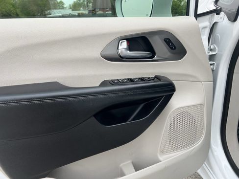 Used 2019 Chrysler Pacifica Limited image 15