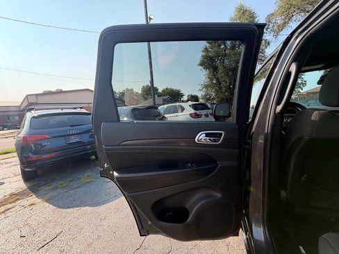 Used 2018 Jeep Grand Cherokee Laredo AWD/4WD image 15