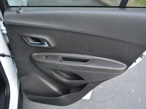 Used 2018 Chevrolet Trax LT w/ LT Convenience Package image 14