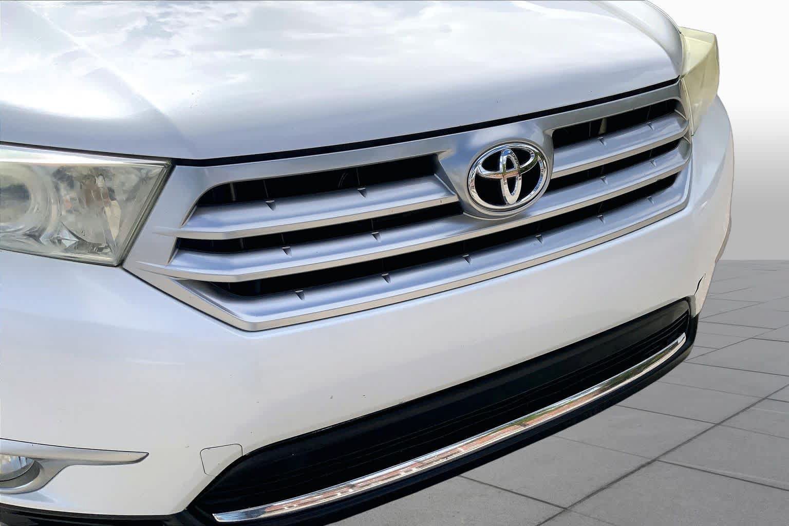 Used 2012 Toyota Highlander Limited w/ Tow Pkg FWD image 30