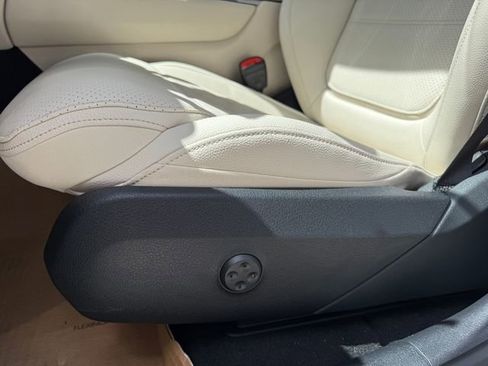 Certified 2025 Mercedes-Benz GLC 300 4MATIC image 8