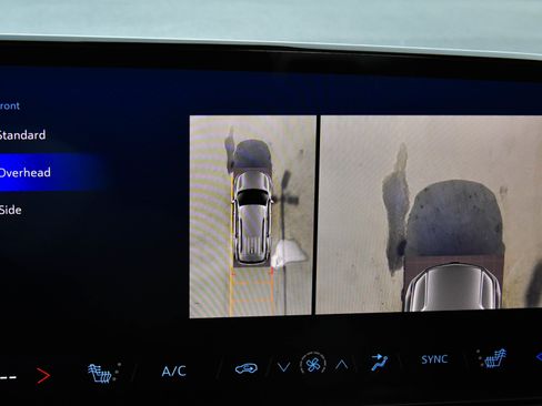 Used 2024 Chevrolet Traverse LT image 24