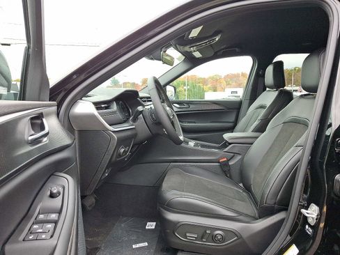 New 2025 Jeep Grand Cherokee L Laredo image 9