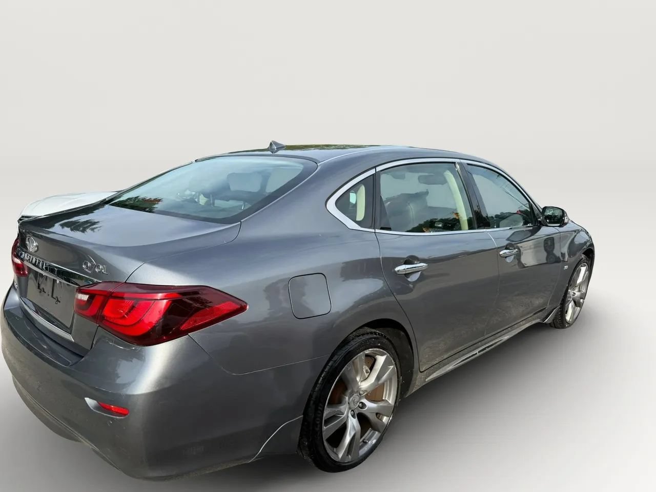 Used 2017 INFINITI Q70 L 3.7 AWD/4WD image 3