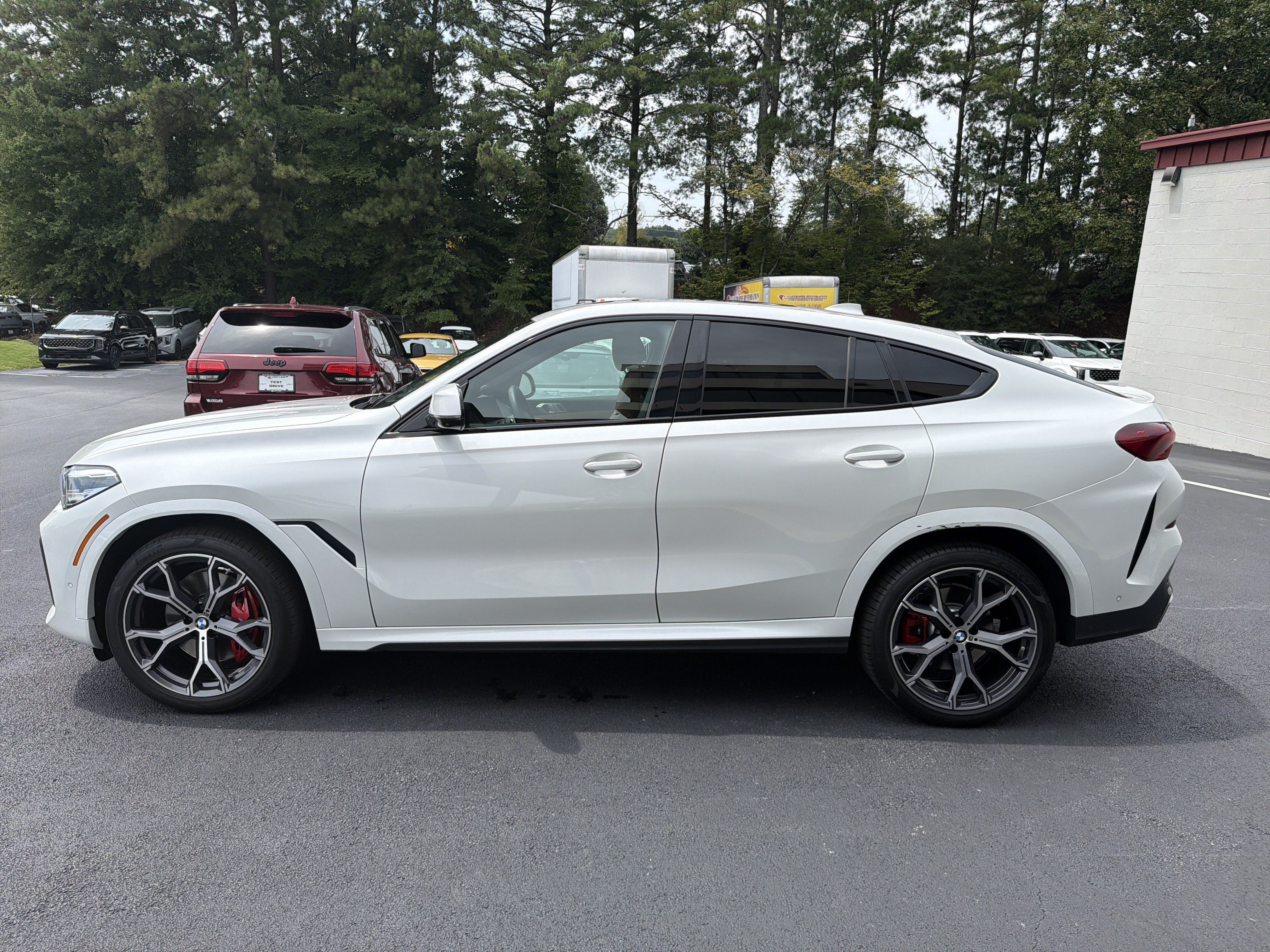 Used 2022 BMW X6 xDrive40i w/ M Sport Package AWD/4WD image 4
