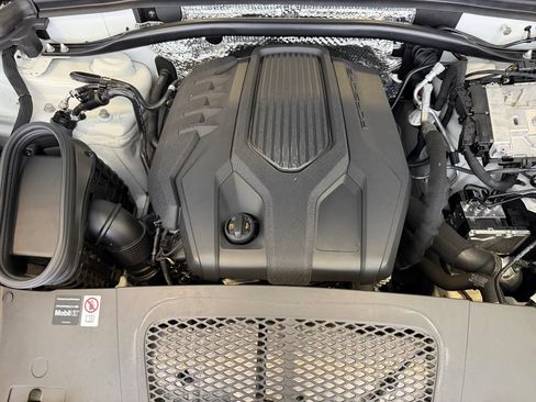 Certified 2025 Porsche Macan AWD/4WD image 27