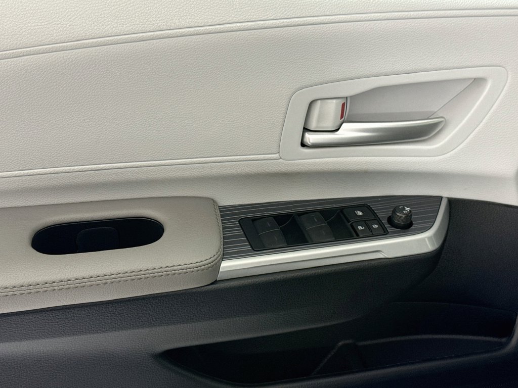 Used 2026 Toyota Sienna XLE FWD image 24