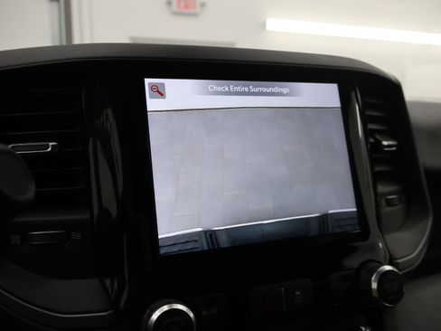 Used 2024 RAM 2500 Tradesman w/ Chrome Appearance Group AWD/4WD image 17