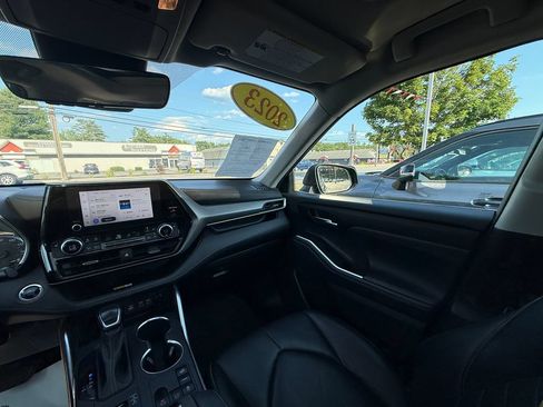Used 2023 Toyota Highlander XLE AWD/4WD image 15