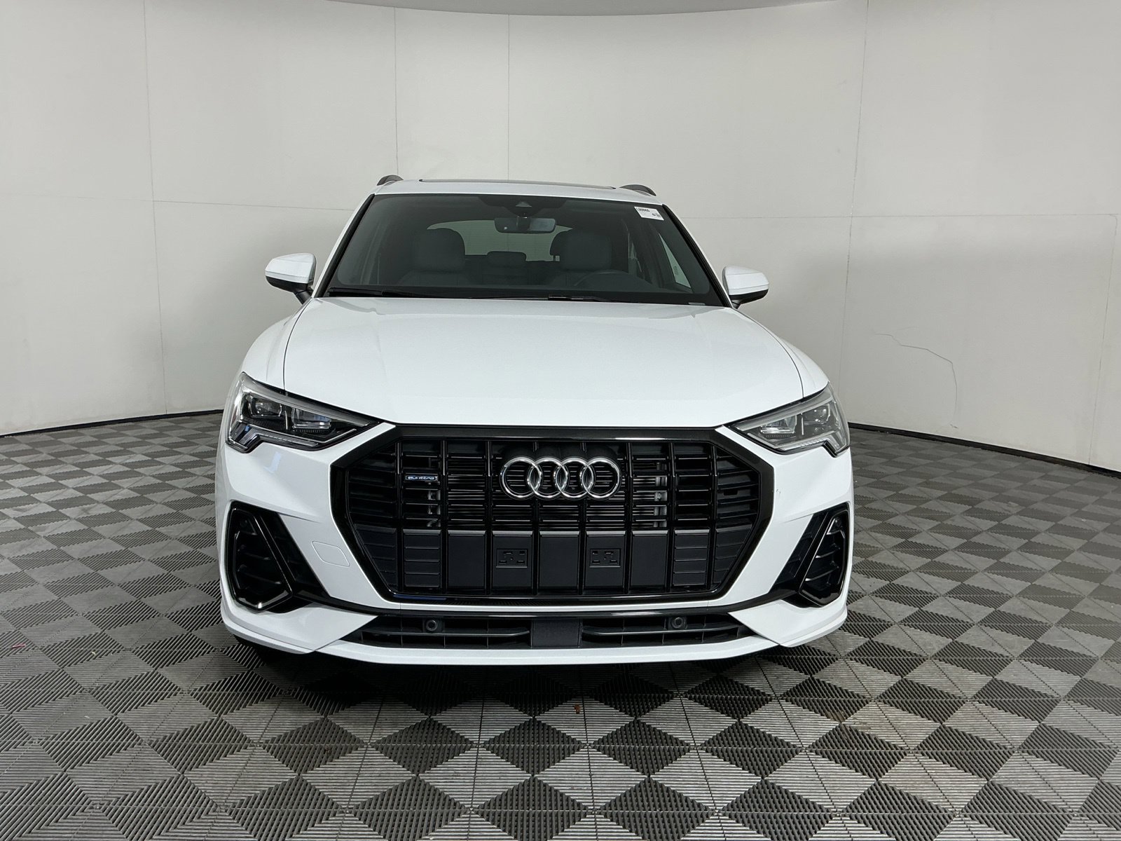 Used 2025 Audi Q3 2.0T Premium w/ Convenience Plus Package AWD/4WD image 2
