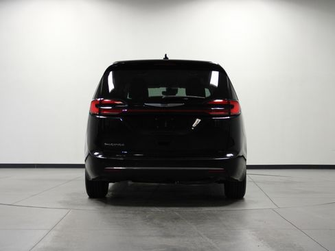 Used 2023 Chrysler Pacifica Touring-L FWD image 5