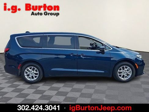 Used 2023 Chrysler Pacifica Touring-L FWD image 7