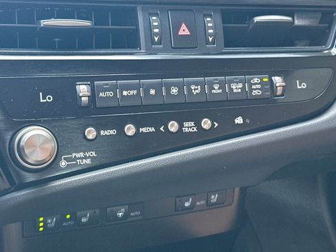 Used 2025 Lexus ES 300h w/ Premium Package FWD image 16