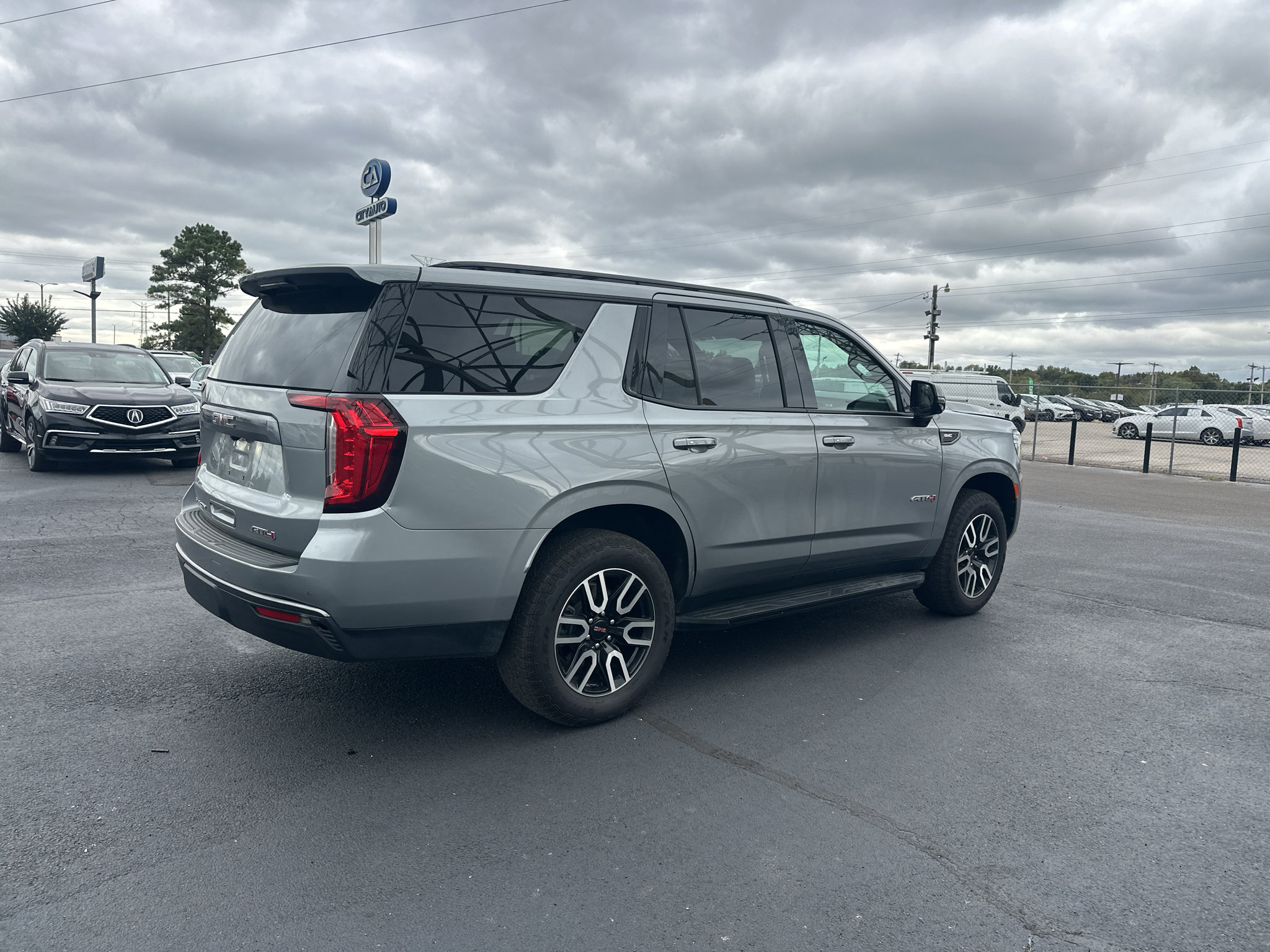 Used 2023 GMC Yukon AT4 w/ Technology Package AWD/4WD image 5