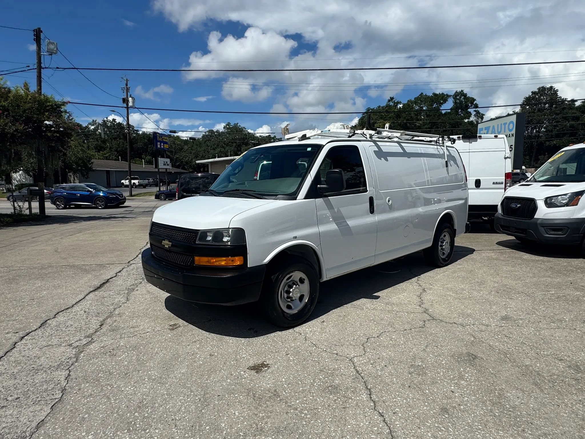 Used 2018 Chevrolet Express 2500 w/ Driver Convenience Package RWD image 5