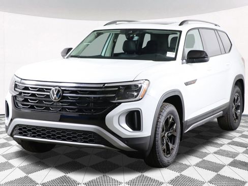 Used 2025 Volkswagen Atlas Peak Edition SE image 22