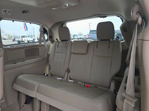 Used 2016 Chrysler Town & Country Touring-L image 14